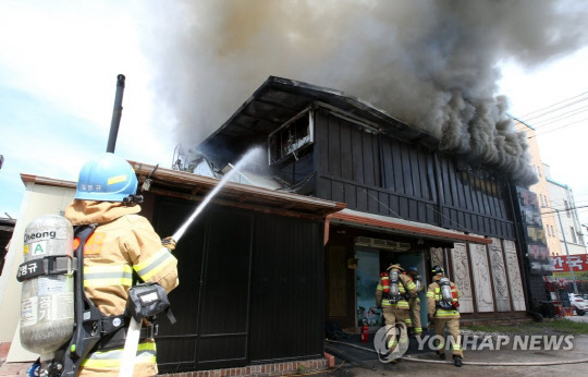 3일 오전 10시 48분께 강원 춘천시 퇴계동의 한 마사지 업소에서 불이 나 119소방대원이 진화작업을 하고 있다. <연합뉴스>